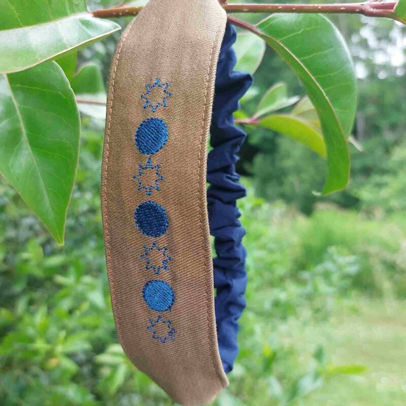 Bandeau perle étoilé cousu en coton à Bayonne. Il est brodé d'un motif avec une étoile et un rond symbolisant une perle.