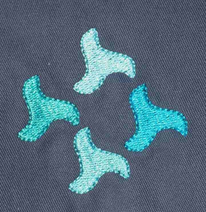 Broderie de quatre triangles spiralés bleus